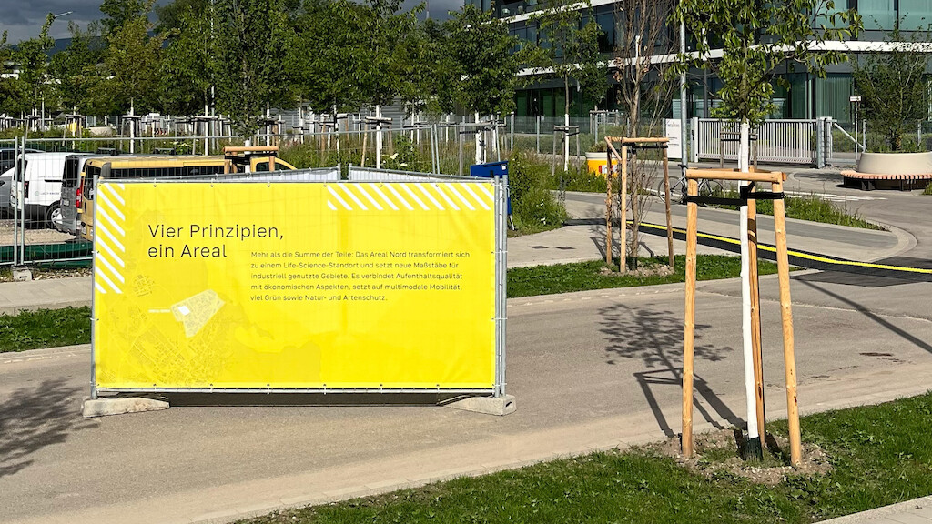 Bauzaun-Gestaltung mit den vier Leitprinzipien des Entwicklungsprojekts