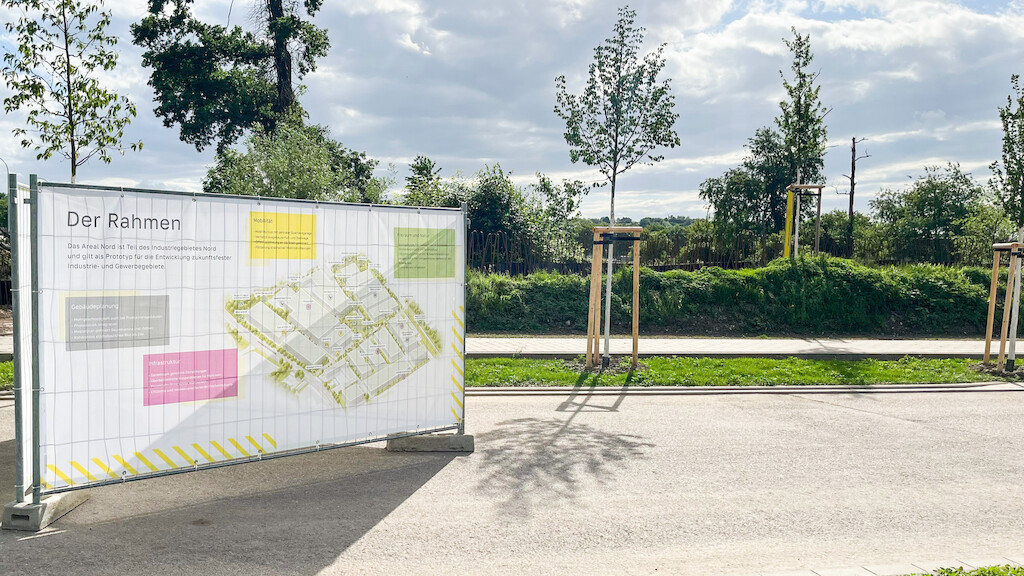 Übersichtsaufnahme des gestalteten Bauzauns entlang des gesamten Areals