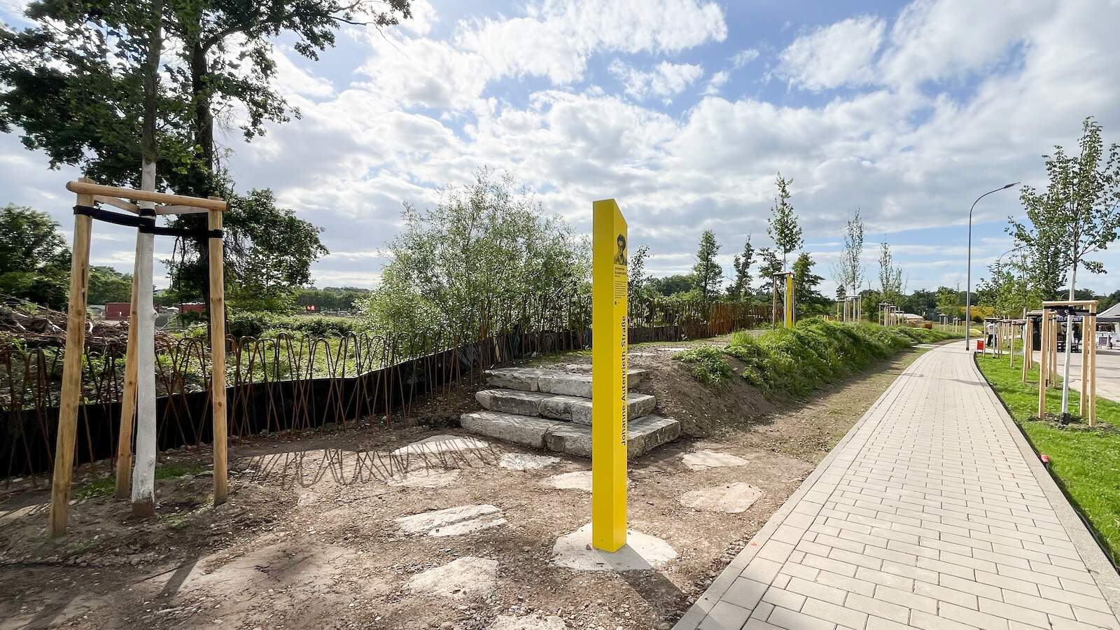 Informationsstele zum historischen Erbe der Authenriet-Fabrik